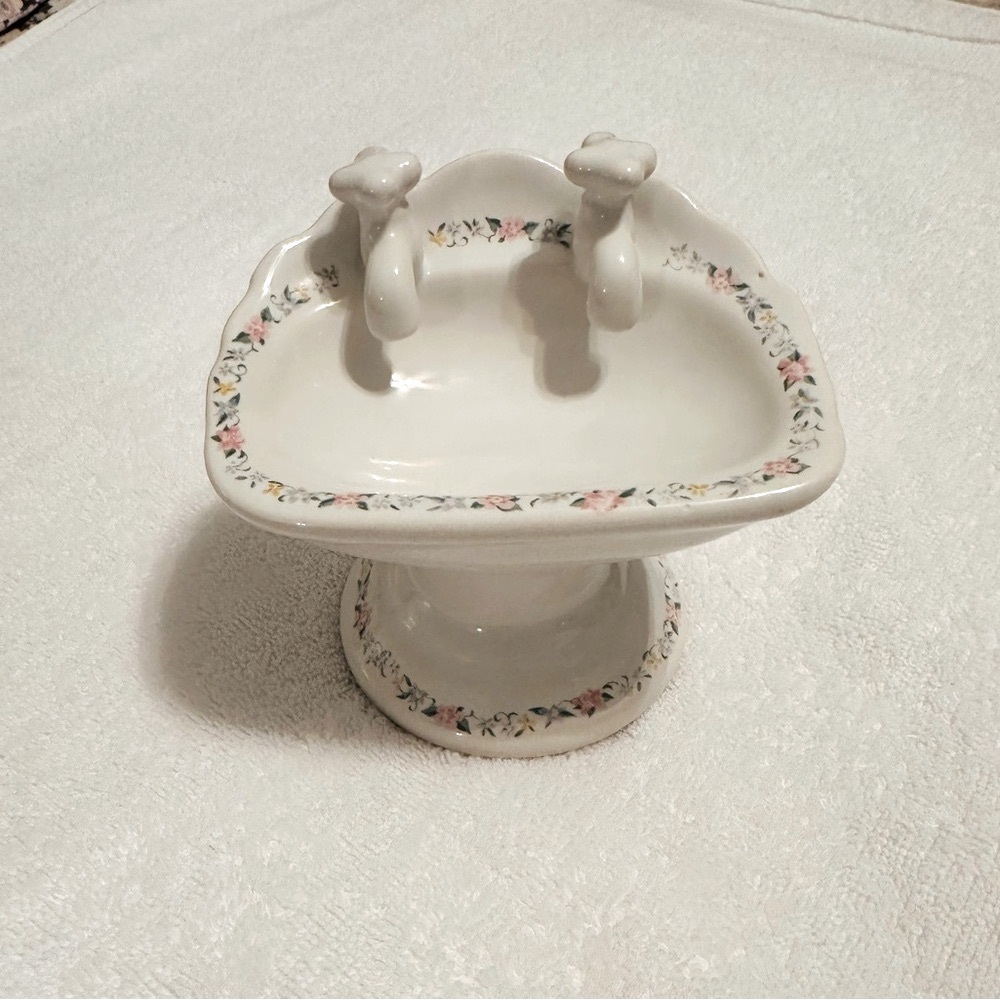 UPPER CANADA COLLECTION pedestal sink